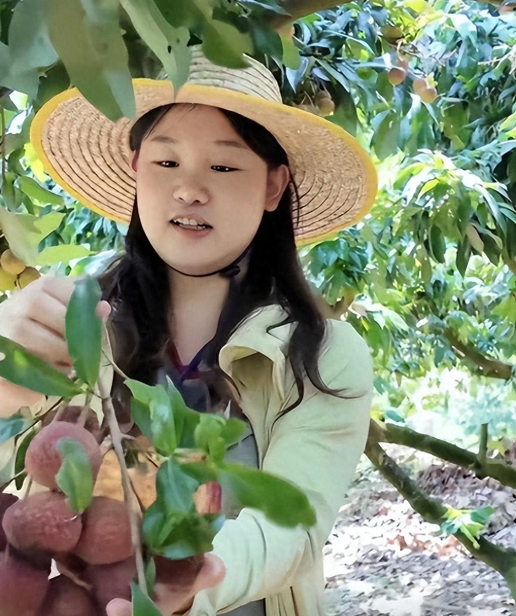 美女球迷世界杯冲场裸奔？真相曝光：AI假视频 证据是球衣颜色